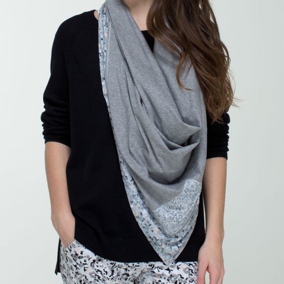 Lululemon Throw Me Over Scarf Heathered Gray w Zip - Picture 6 of 6